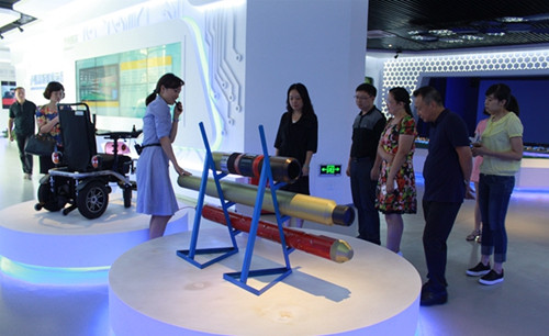 張濤在瀘州市高新技術(shù)產(chǎn)業(yè)園區(qū)調(diào)研。