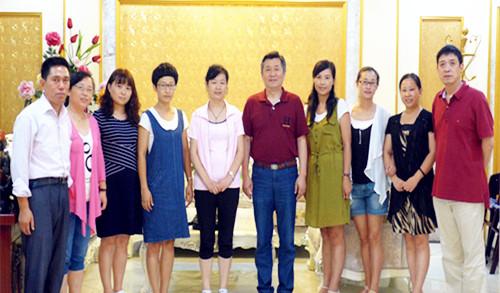 田西勇(右五)與外派教師合影