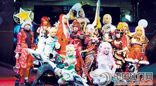 “自由者聯(lián)盟”表演結(jié)束時(shí)的造型極具張力。