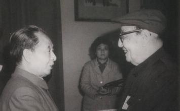 華僑教育家張國基(右一)。