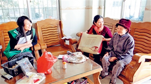 工作人員走訪慰問(wèn)高齡老人。