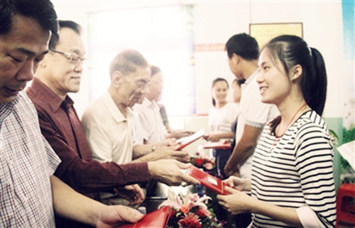 僑胞張茂興先生(左二)為準(zhǔn)大學(xué)生頒發(fā)獎(jiǎng)學(xué)金。