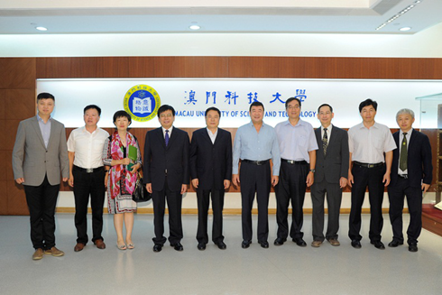 澳科大領(lǐng)導(dǎo)與全國政協(xié)港澳臺(tái)僑委一行合影。