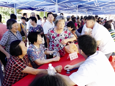 當(dāng)?shù)厝罕娕抨牭群驅(qū)<以\療。(《深圳僑報》)