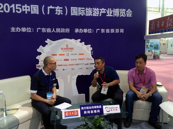江門旅游局副局長鄺積康(中)、開平碉樓總經(jīng)理周恰強(qiáng)(右一)。