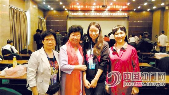 合唱比賽結(jié)束后,陸池等接受記者采訪。