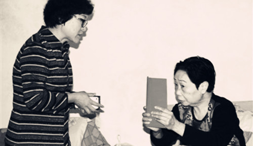 中國(guó)僑聯(lián)權(quán)益保障部部長(zhǎng)張巖慰問新加坡歸國(guó)僑胞遺孀李艷群。(蔡柳梅