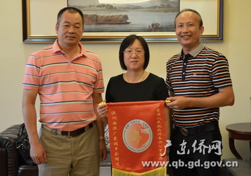 麥灼興榮譽會長(左)及錢桂源會長(右)向黎靜副主任(中)贈送錦旗