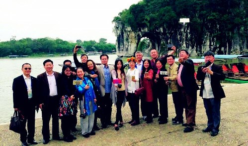 北美華文媒體高層訪問團的團員們在桂林城徽象鼻山前合影留念(劉桂丹