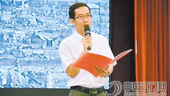 廖欣在講述余志堅的故事。