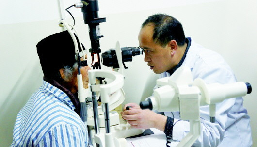 白銀市第二人民醫(yī)院,醫(yī)護人員為準備手術的患者進行術前檢查(高春娟