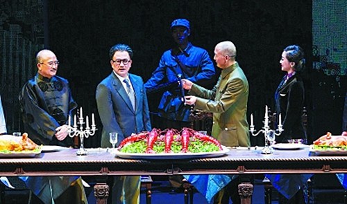 文獻(xiàn)劇《陳嘉庚》中,陳嘉庚(左二)在重慶。