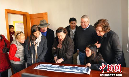 徐景煥老人向兒孫們講述家族的歷史(昆山市僑辦