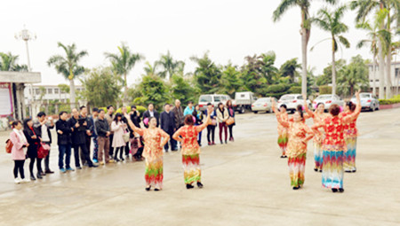 作家們在觀看印尼舞蹈表演(汕尾日報記者