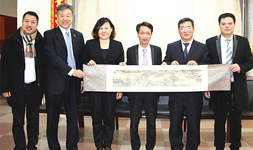 劉春鋒向法國華僑華人會贈送紀(jì)念品(歐洲時報(bào)