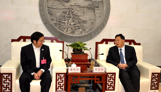 安徽省委常委、合肥市委書(shū)記吳存榮(右)會(huì)見(jiàn)安徽省“兩會(huì)”列席海外僑胞代表盛曉明(左)