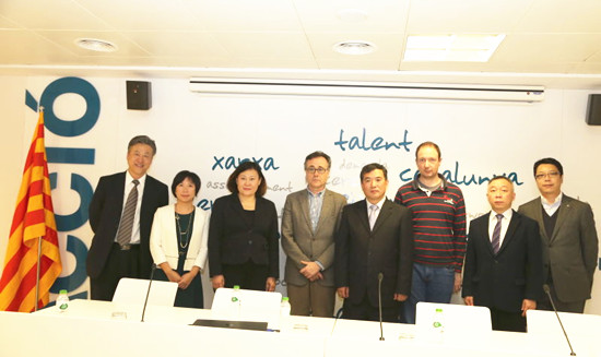 劉春鋒(右4)與汝赫迪巴(左4)等在中心籌備處合影留念(孔帆