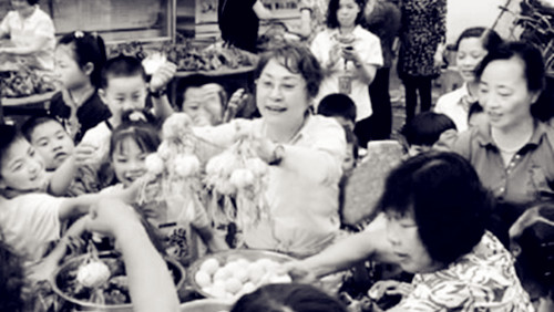 周祥薇與七都島華僑留守兒童在一起(來源:溫州日報(bào)網(wǎng)站)