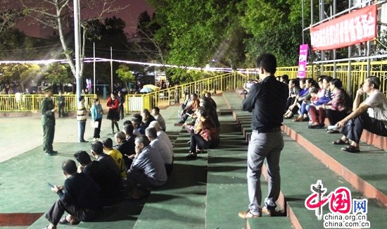 電建邊防派出所民警向歸僑講解防“盜搶騙”知識(吳龍強/攝)