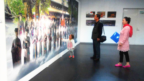 一家三口參觀《百年晉祠》展。
