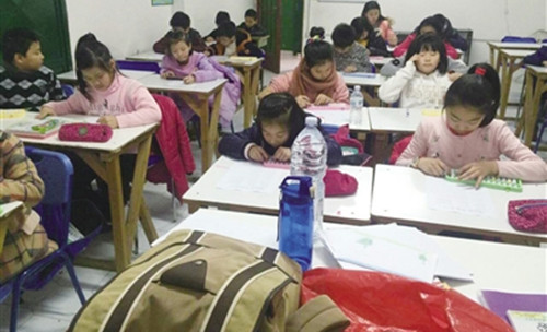 意大利中意學(xué)校小學(xué)班的學(xué)生正在上自習(xí)課(傅文武