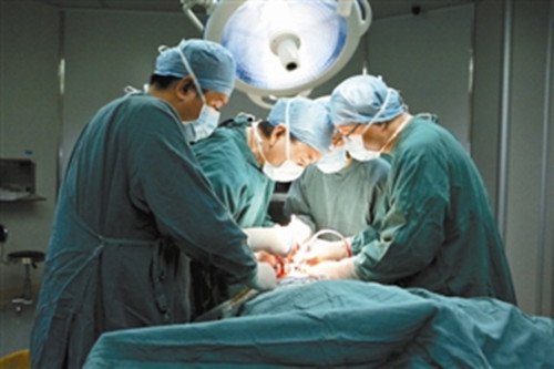 查振剛教授為楚先生進行手術