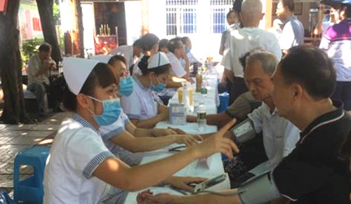 “關(guān)愛工程——送溫暖醫(yī)療隊”義診暨僑法宣傳活動走進僑社區(qū)(雪梅