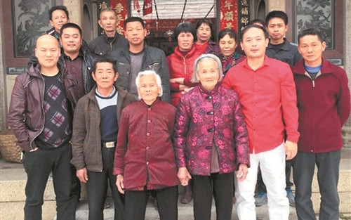 馬來西亞華僑黃胤喜(前排紅衣者)與族親合影