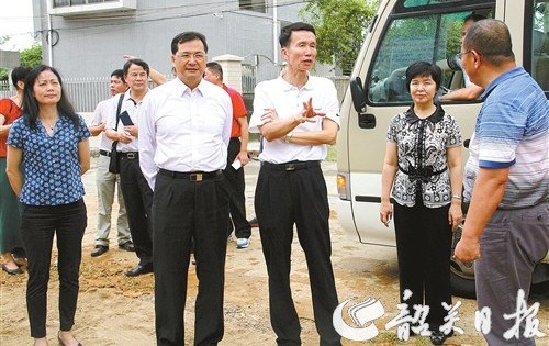 廣東省人大常委會(huì)副主任劉悅倫在市長(zhǎng)駱蔚峰等領(lǐng)導(dǎo)陪同下了解消雪嶺華僑茶場(chǎng)改革發(fā)展情況(張偉