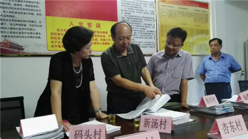 福建省僑聯(lián)副主席謝小建、泉州市僑聯(lián)副主席王巧麗一行來南安檢查指導(dǎo)基層僑聯(lián)組織建設(shè)工作和僑情普查試點(diǎn)工作