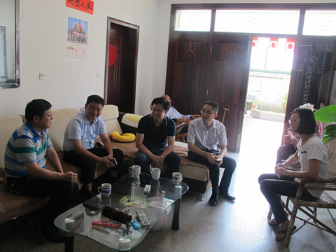 江蘇省如東縣人大常委會副主任、縣僑聯(lián)主席沈更生率縣僑聯(lián)工作人員專程赴雙甸鎮(zhèn)看望回鄉(xiāng)探親的旅美僑胞蔡群一行。