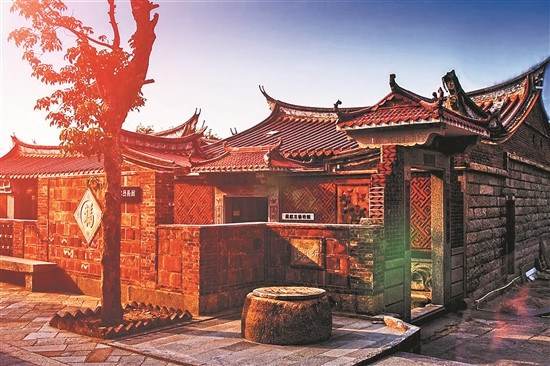 古厝沐浴在余暉之中,如詩(shī)如畫。