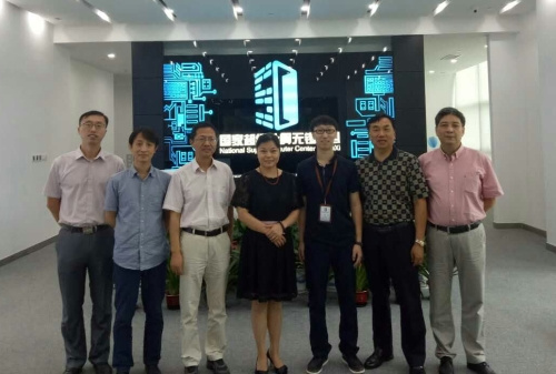 無錫市僑辦主任何巧鳳一行來到國(guó)家超級(jí)計(jì)算無錫中心參觀。