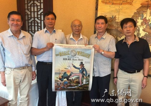 僑領向廣州華僑博物館捐贈珍貴涉僑資料。