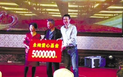 胡永娟(左)在捐贈儀式上。