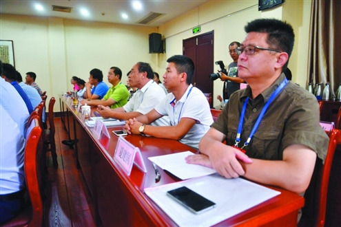 僑胞在傾聽專題講座。