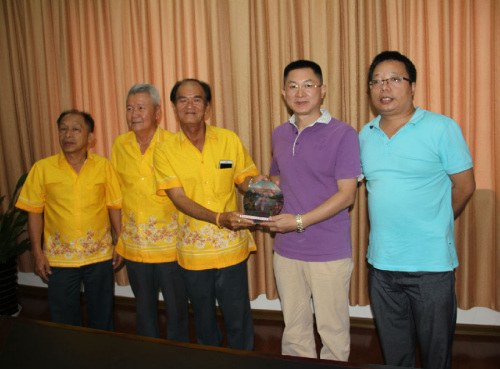 中國僑網(wǎng)圖為自治區(qū)僑聯(lián)副主席廖志剛(右二)會(huì)見泰國合艾泰南廣西會(huì)館副理事長羅榮業(yè)(右三)一行 (攝影/梁人云)