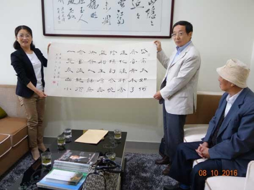 馬仁武先生向虞山鎮(zhèn)僑務(wù)工作站捐贈(zèng)書法作品