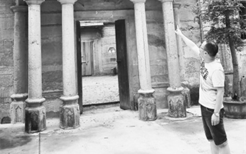 晉江梧林古村落文史愛好者許文體向記者講述當(dāng)?shù)厝A僑老建筑的故事。