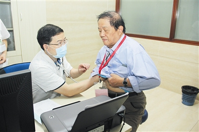 專家團(tuán)隊(duì)為老歸僑耐心體檢