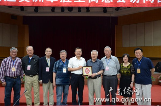 曾慶榮(左5)向池洪湖(右4)贈(zèng)送紀(jì)念品