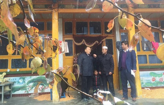 樊向勤在馬阿白家中詳細(xì)了解生產(chǎn)生活情況。