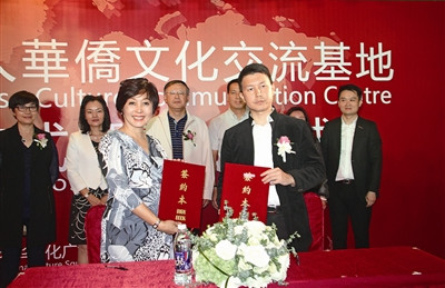 簽署合作協(xié)議。深圳僑報記者柯東波