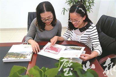 市民欣賞剪紙作品