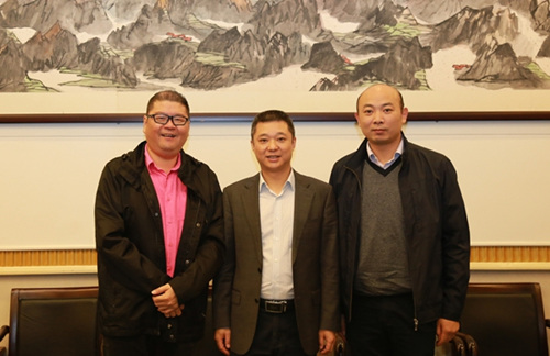 四川省外僑辦副主任文甦(中)與馬來西亞沙巴馬中聯(lián)誼協(xié)會(huì)秘書長廖志國合影