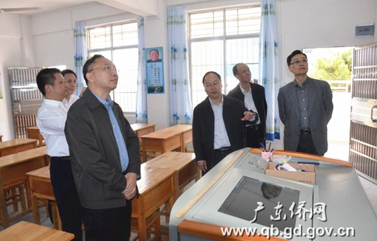 林琳(左1)、霍啟恩(右1)參觀多媒體教學(xué)