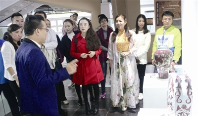 僑界青年才俊在瓷愛谷內(nèi)參觀。深圳僑報記者