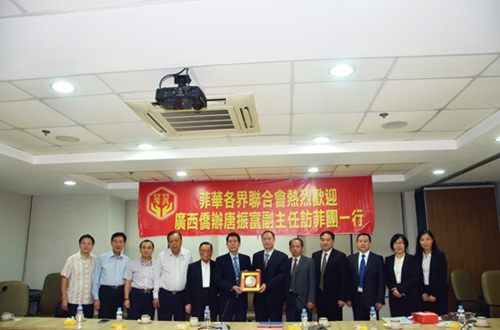 與菲華各界聯(lián)合會座談后合影