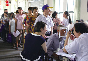 “僑愛心·光明行”活動走進(jìn)象山縣高塘島。(陳飛