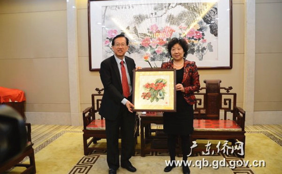 中國僑網(wǎng)互贈紀(jì)念品